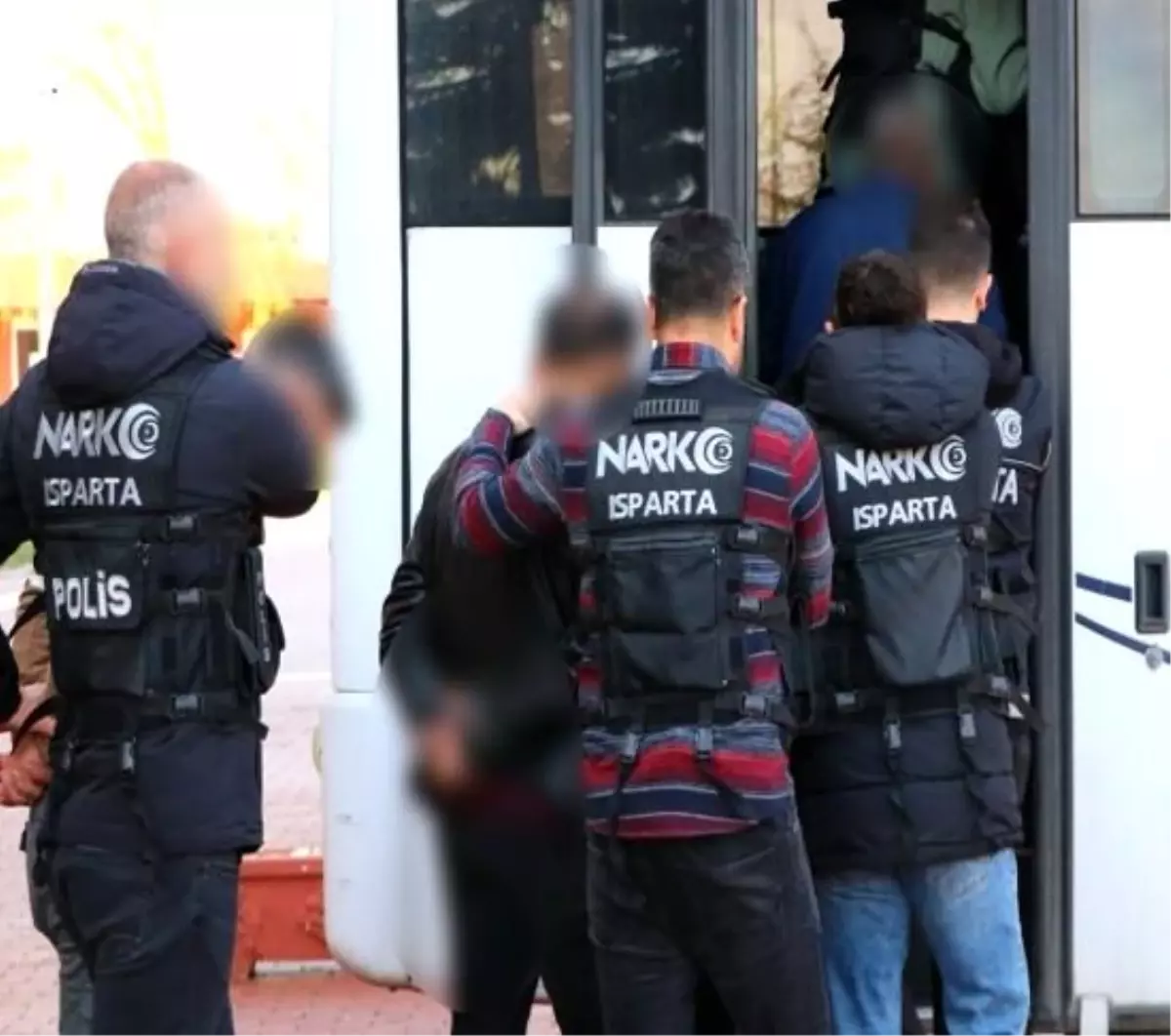 Isparta\'da Uyuşturucu Ticareti Zanlıları Yakalandı