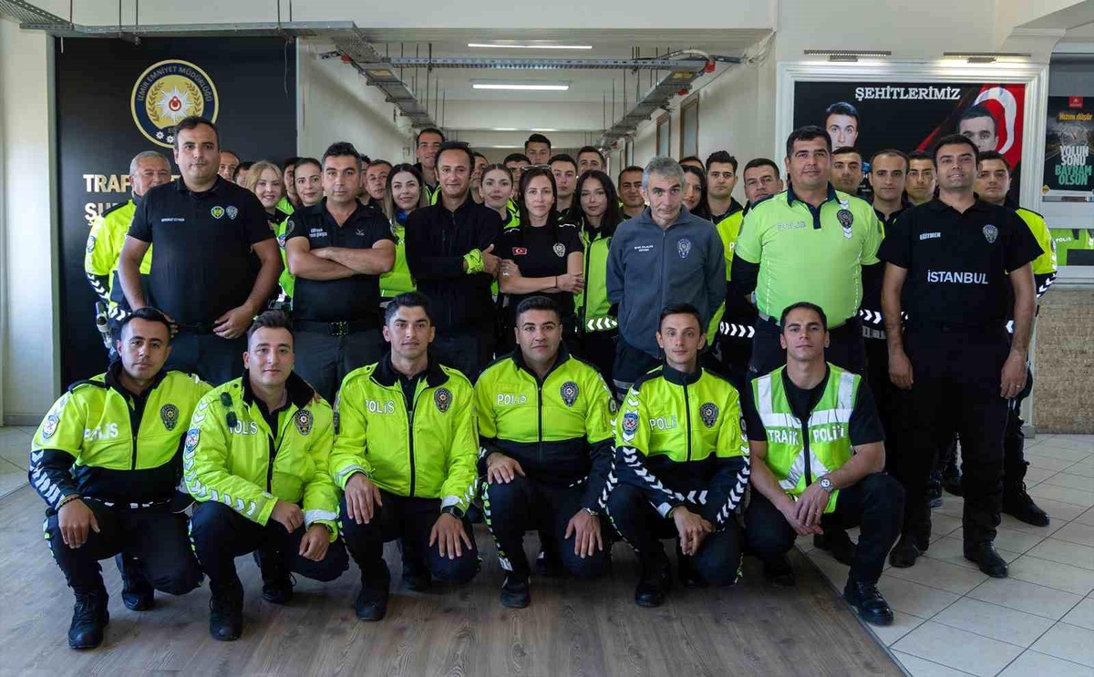 İzmir\'de 34 Motosikletli Trafik Polisi Mezun Oldu