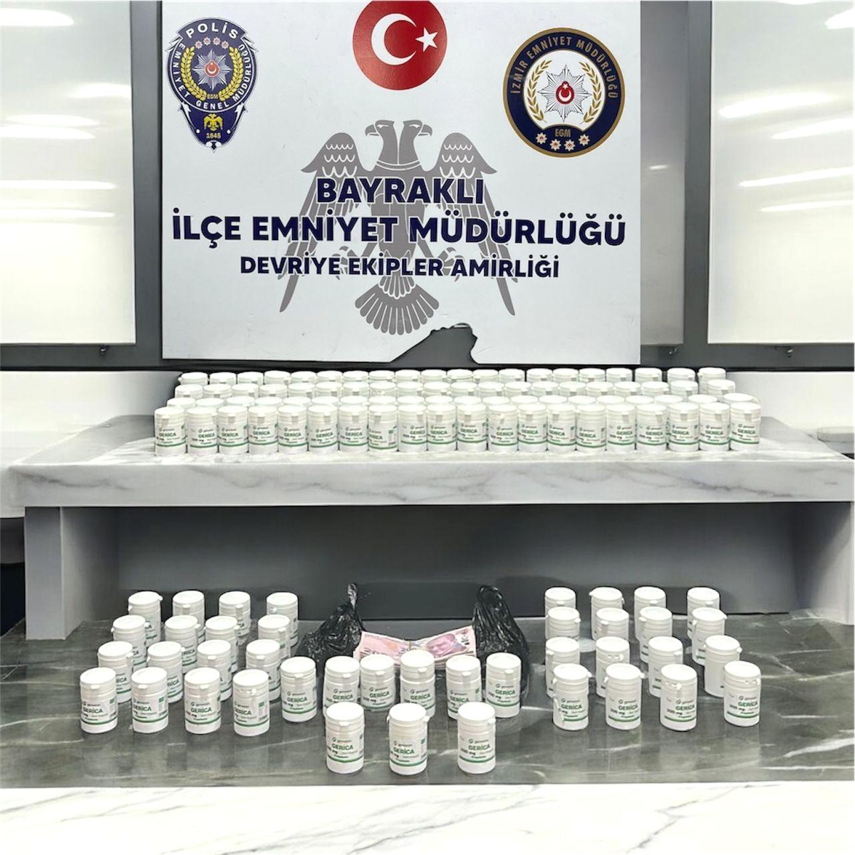 İzmir\'de Uyuşturucu Operasyonu: 6.776 Hap Ele Geçirildi