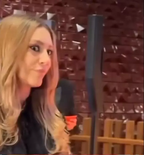 KADEM'in lansmanına katılan Sinem Kobal'ın tavırları olay oldu