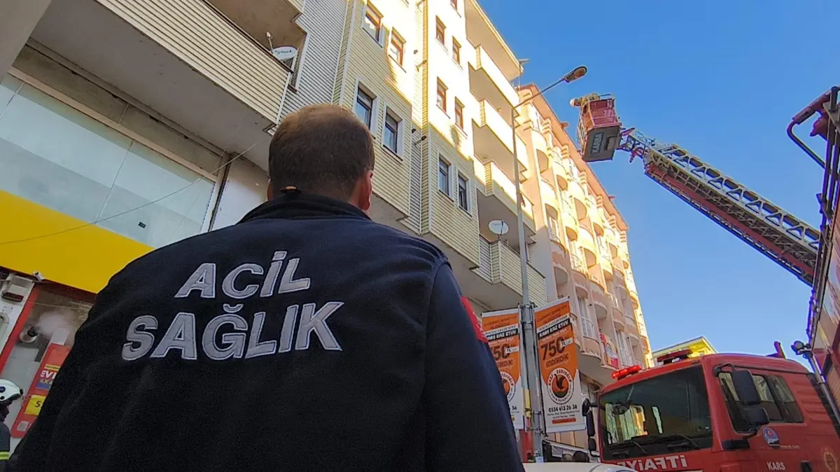 Kars\'ta 6 katlı binada yangın; 1\'i çocuk 3 kişi dumandan etkilendi