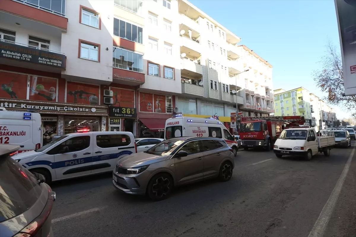 Kars\'ta binada çıkan yangında 1\'i çocuk 3 kişi dumandan etkilendi