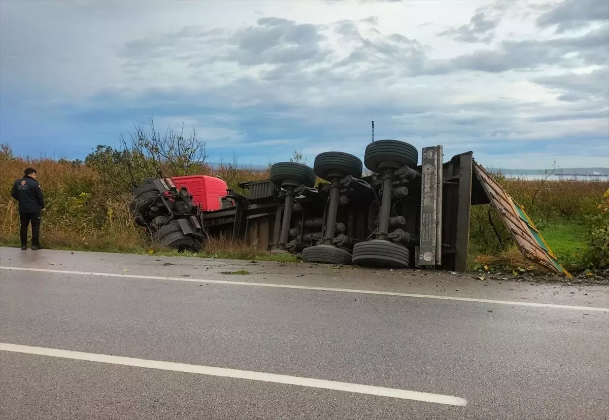 Çanakkale\'de Tır Devrildi, Sürücü Yaralandı