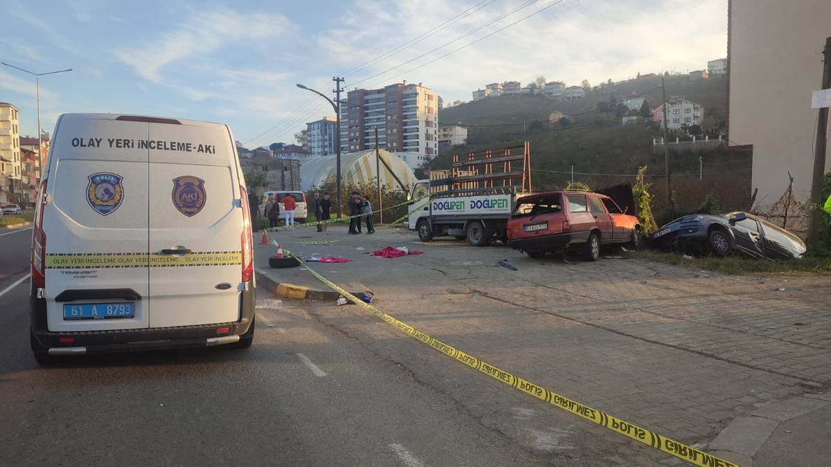 Trabzon\'da Kaldırımla Otomobil Çarpıştı