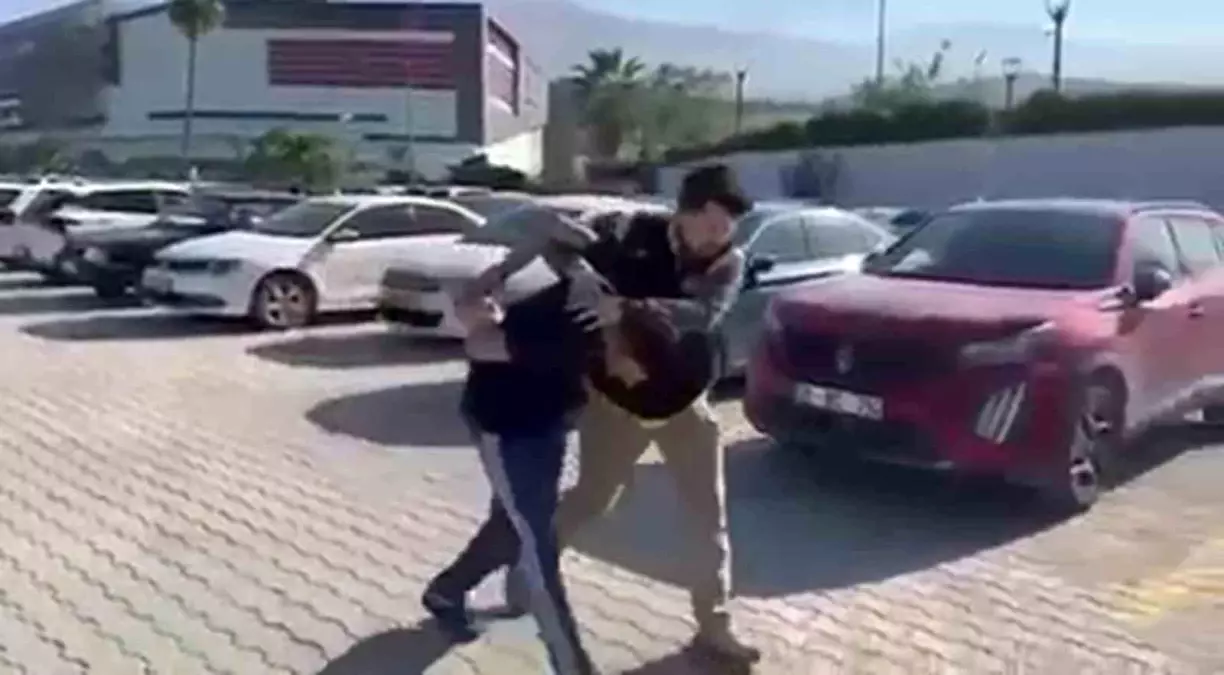 Hatay\'da Şantiye Kavgası: 22 Yaşındaki Genç Hastanede