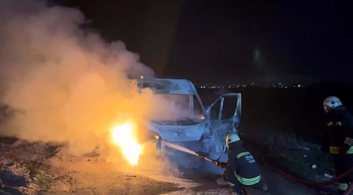 Tekirdağ\'da Park Halindeki Minibüs Yandı