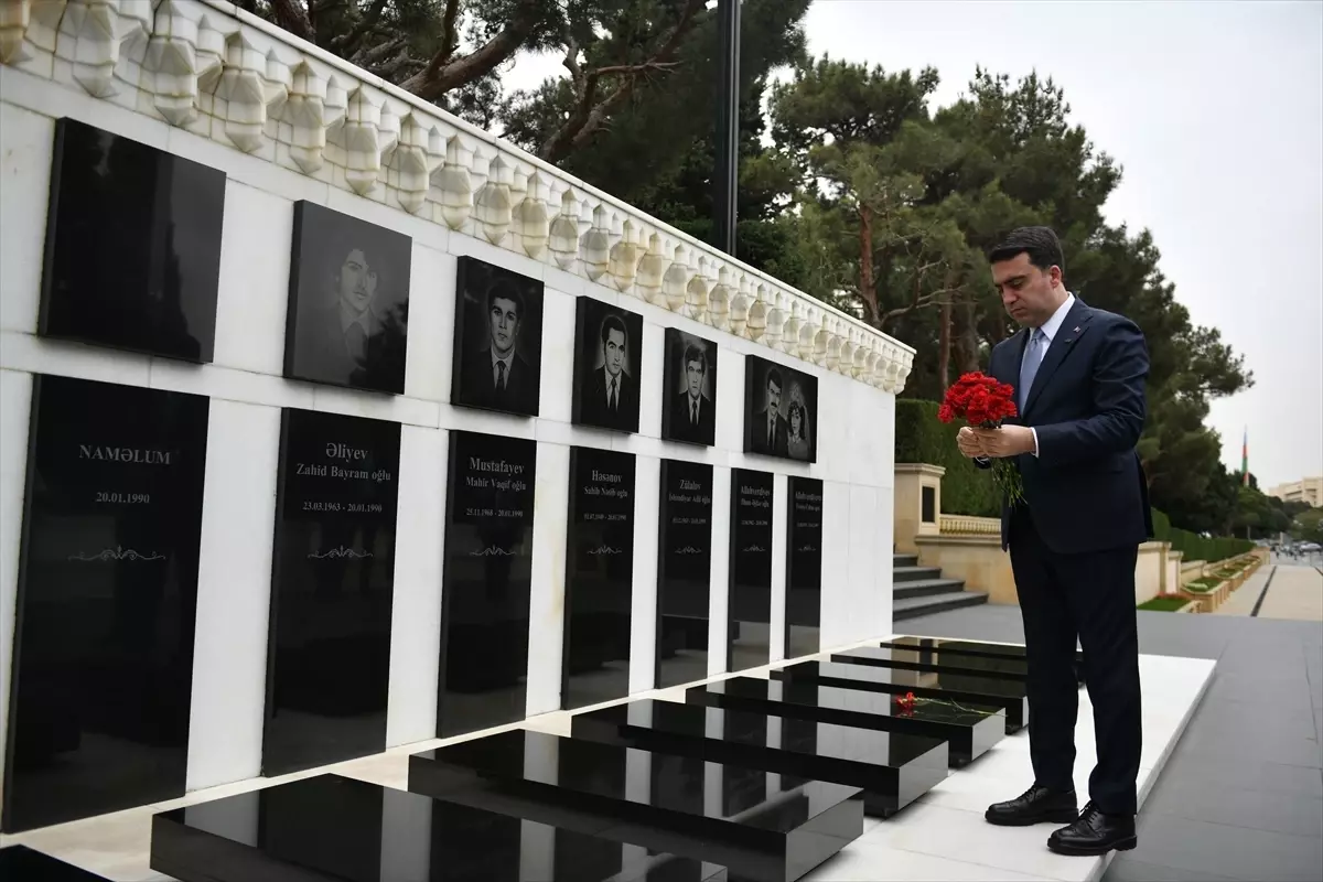 YTB Başkanı Abdulhadi Turus, Bakü\'de şehitlikleri ziyaret etti Açıklaması