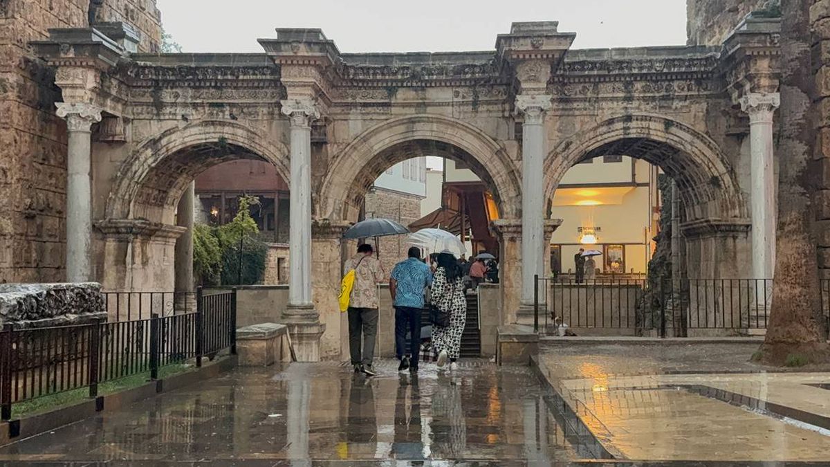 Antalya\'da Şiddetli Yağış Hayatı Olumsuz Etkiledi