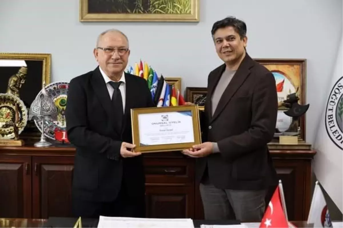 Söğüt Belediye Başkanı Ferhat Durgut\'a Onursal Üyelik Plaketi