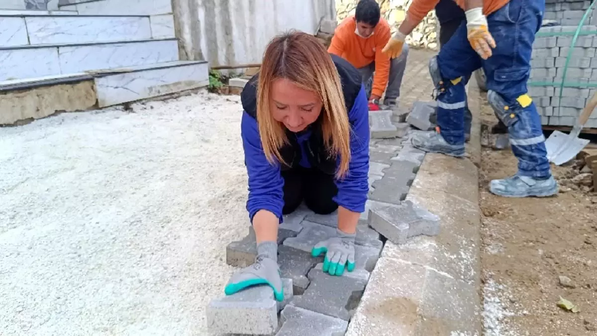 Belediye Başkanı Zekiye Tekin, Parke Taşı Döşeyerek Örnek Oluyor
