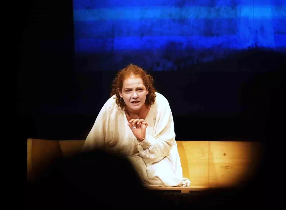 Beşiktaş Belediyesi\'nden Kadına Yönelik Şiddetle Mücadele İçin Tiyatro Gösterimi