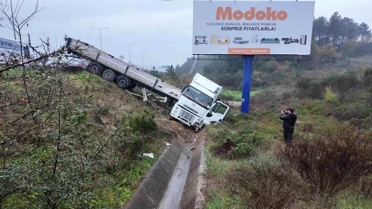 Kuzey Marmara Otoyolu\'nda Tır Devrildi