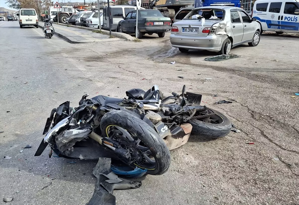 Beypazarı\'nda Otomobil-Motosiklet Çarpıştı