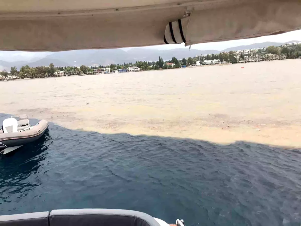 Bodrum\'da sağanak yağış sonrası denizin rengi değişti