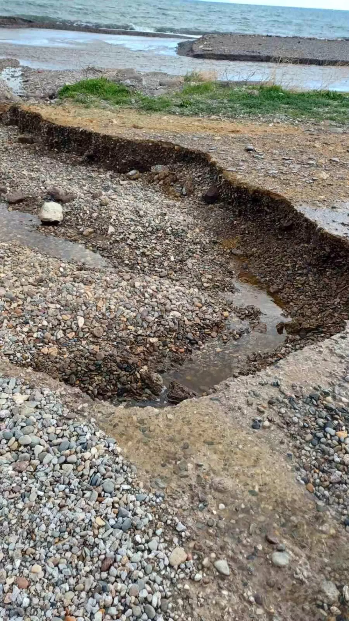 Ayvacık\'ta Şiddetli Yağış Yolu Kapandı