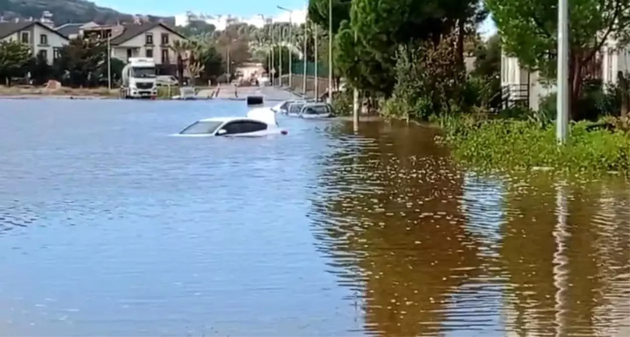 İzmir\'de Sağanak Yağış Hayatı Olumsuz Etkiledi