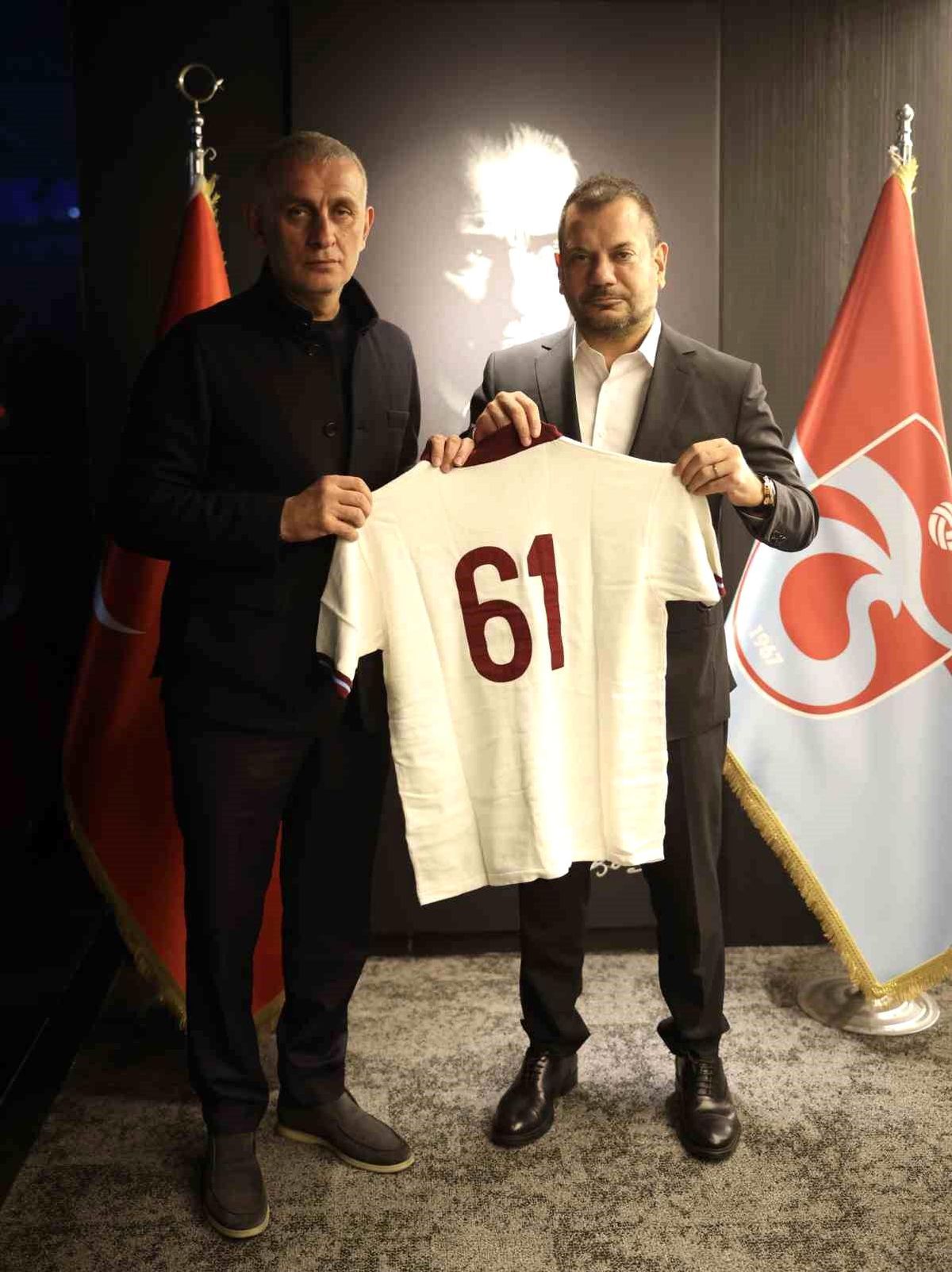 Trabzonspor\'dan TFF Başkanı\'na Anlamlı Hediye