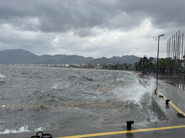 Görüntü Ege'den! Sokaklar beyaza büründü