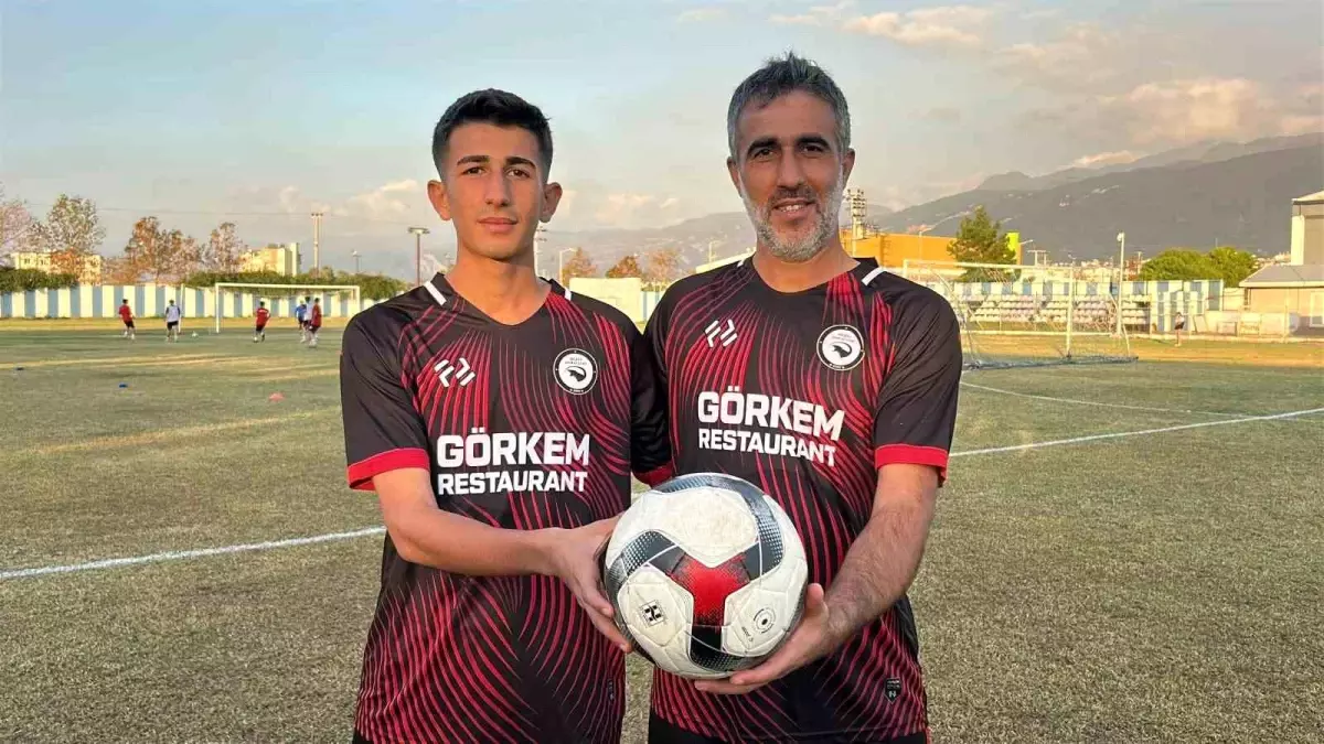 Baba ve Oğul Aynı Takımda Futbol Oynuyor
