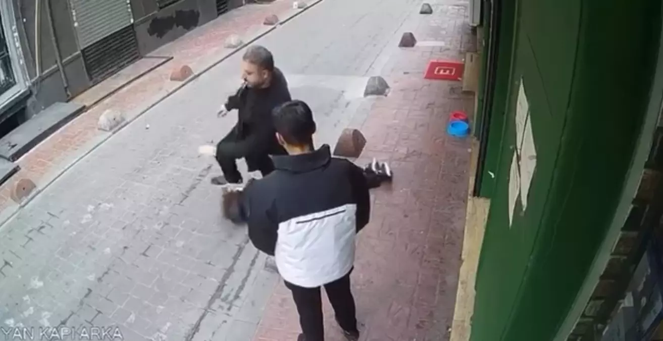 İstanbul-Beyoğlu\'nda güvenlik görevlisi kendisine küfreden kişiyi darbetti; \'adam dövdüm\' diyerek teslim oldu