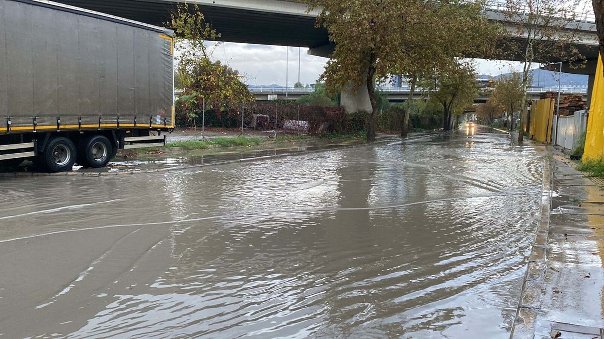 İzmir\'de Sağanak Yağış Trafiği Olumsuz Etkiledi