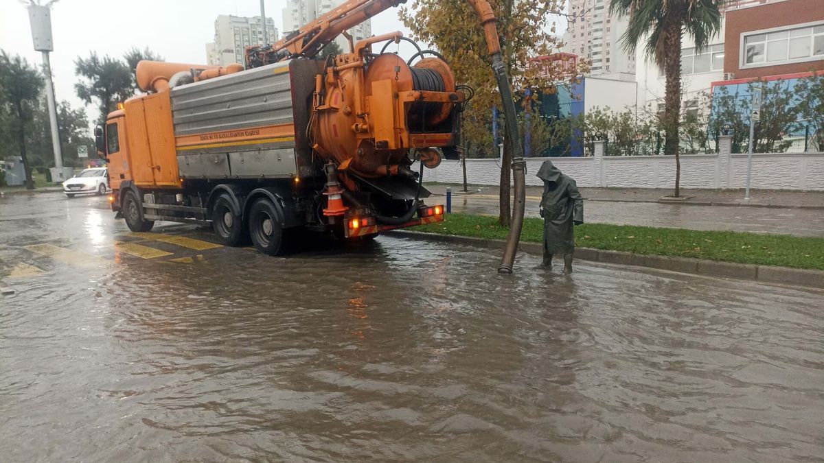 İzmir\'de Sağanak: Yollar Çukurlarla Dolu