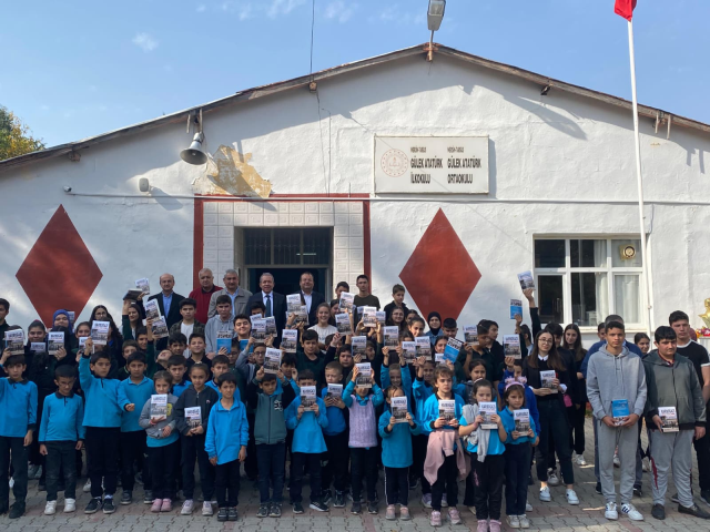 Karboğazı Destanı kitabı yayınlandı... İlk kitabı okuduğu okula armağan etti