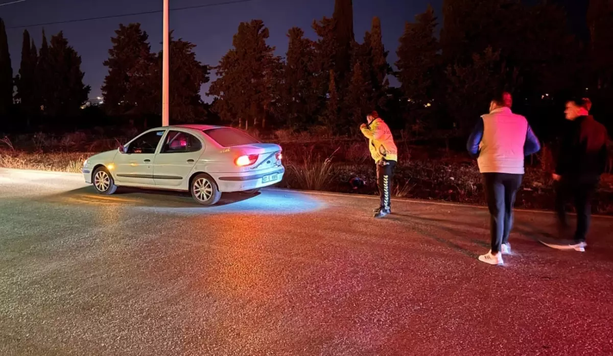 Kaza yapan motosiklet sürücüsünün dişlerini telefon ışığıyla aradılar