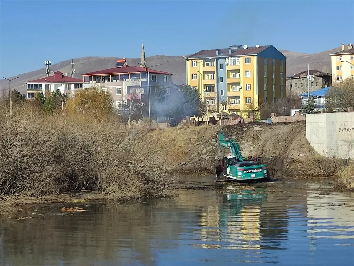 Kura Nehri yatağında temizlik çalışması yapıldı