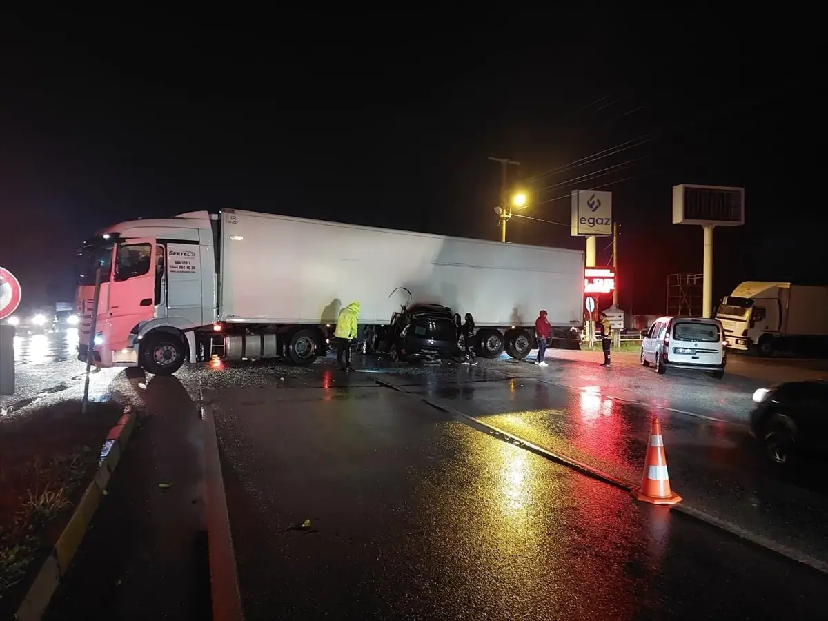 Akhisar\'da Tır Kazası: İki Kişi Hayatını Kaybetti