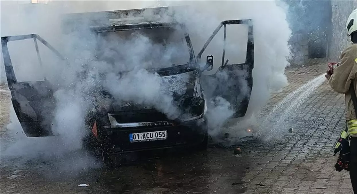 Nusaybin\'de Kamyonet Yangını