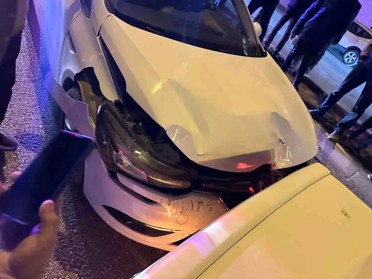 Mardin\'de İki Otomobil Çarpıştı