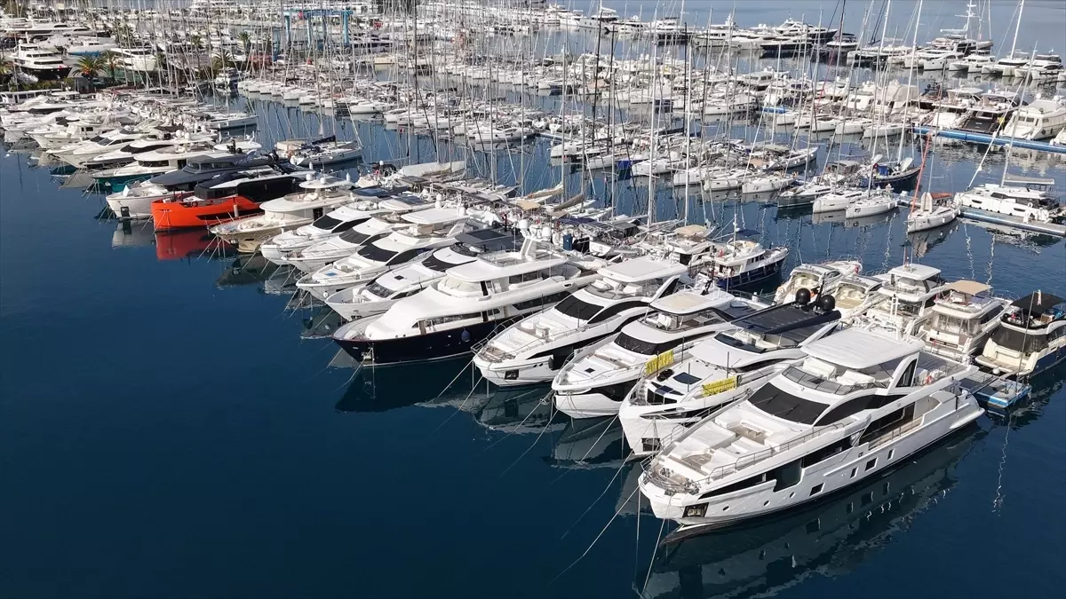 Marmaris Marinalarında Mega Motoryat Bakım Hareketliliği