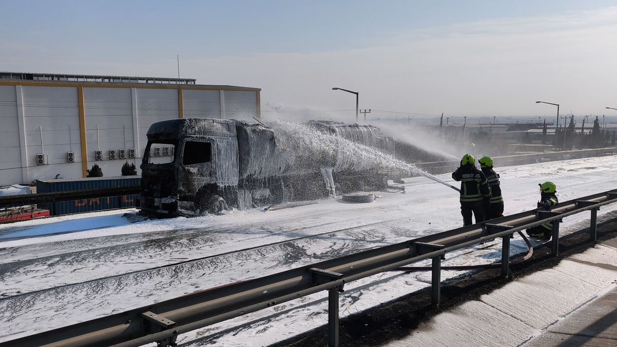 Mersin\'de Akaryakıt Yüklü Tanker Yandı