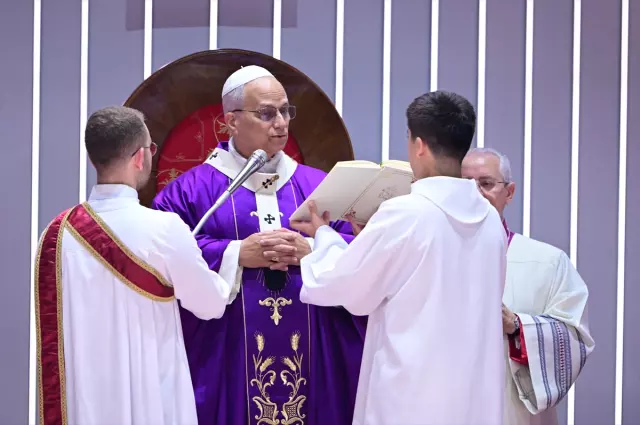 Papa 14. Leo Volkswagen Arena'da yaklaşık 4 bin kişilik ayini yönetti