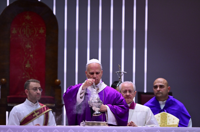 Papa 14. Leo Volkswagen Arena'da yaklaşık 4 bin kişilik ayini yönetti