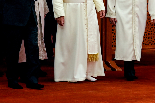 Papa, Sultanahmet Camii'nde! 'Ayakkabı' detayı dikkat çekti