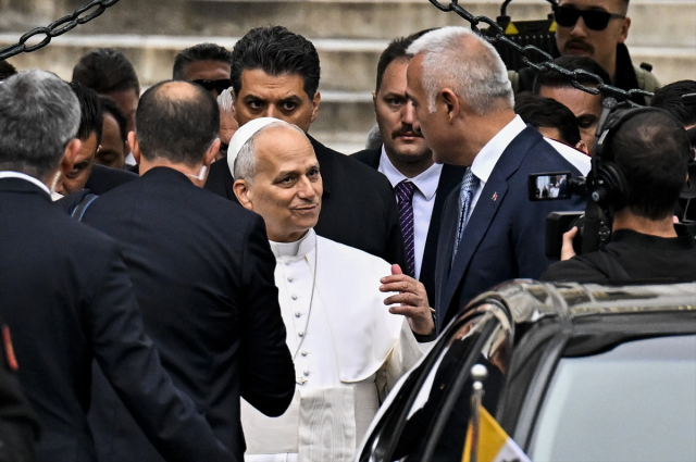 Papa, Sultanahmet Camii'nde! Ayakkabılarını da çıkardı