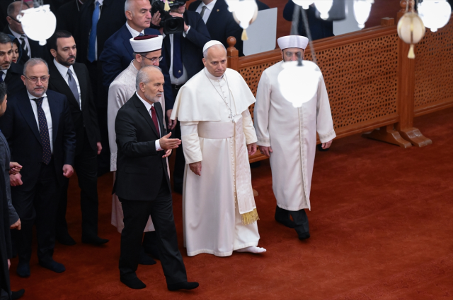 Papa, Sultanahmet Camii'nde! Ayakkabılarını da çıkardı