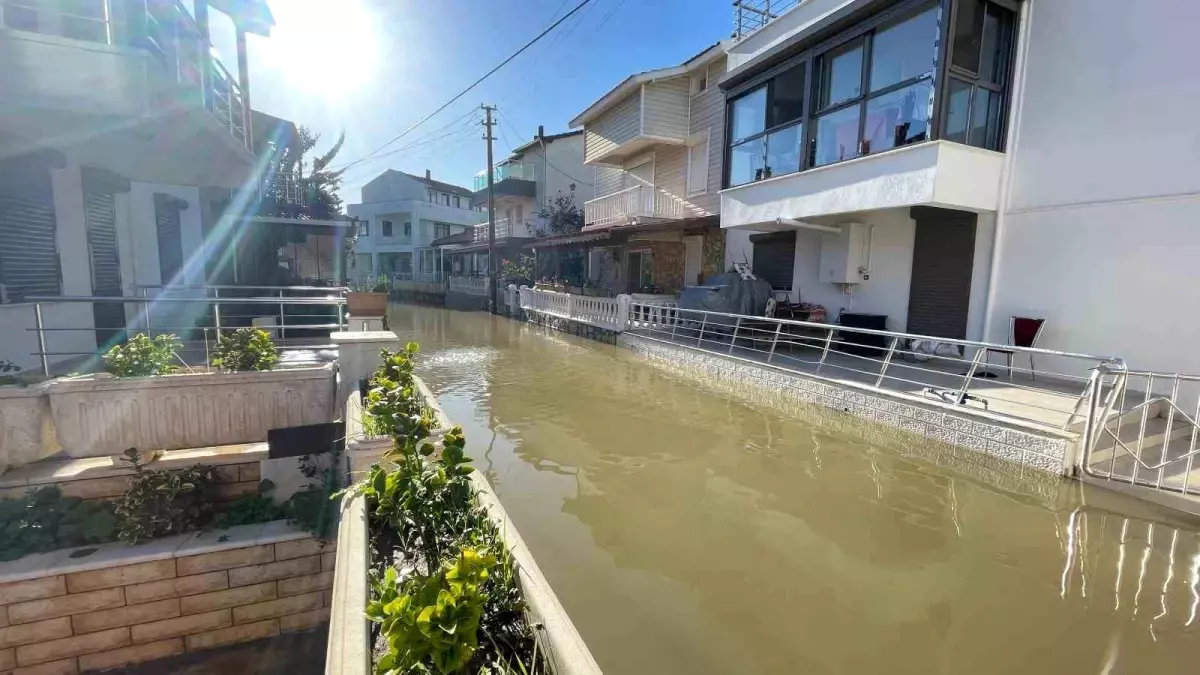 İzmir\'de Sağanak Yağış, Foça\'yı Venedik\'e Döndürdü