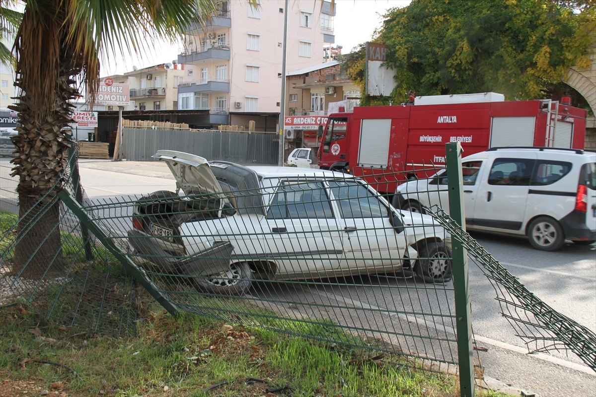 Antalya\'da Otomobil Bariyere Çarptı
