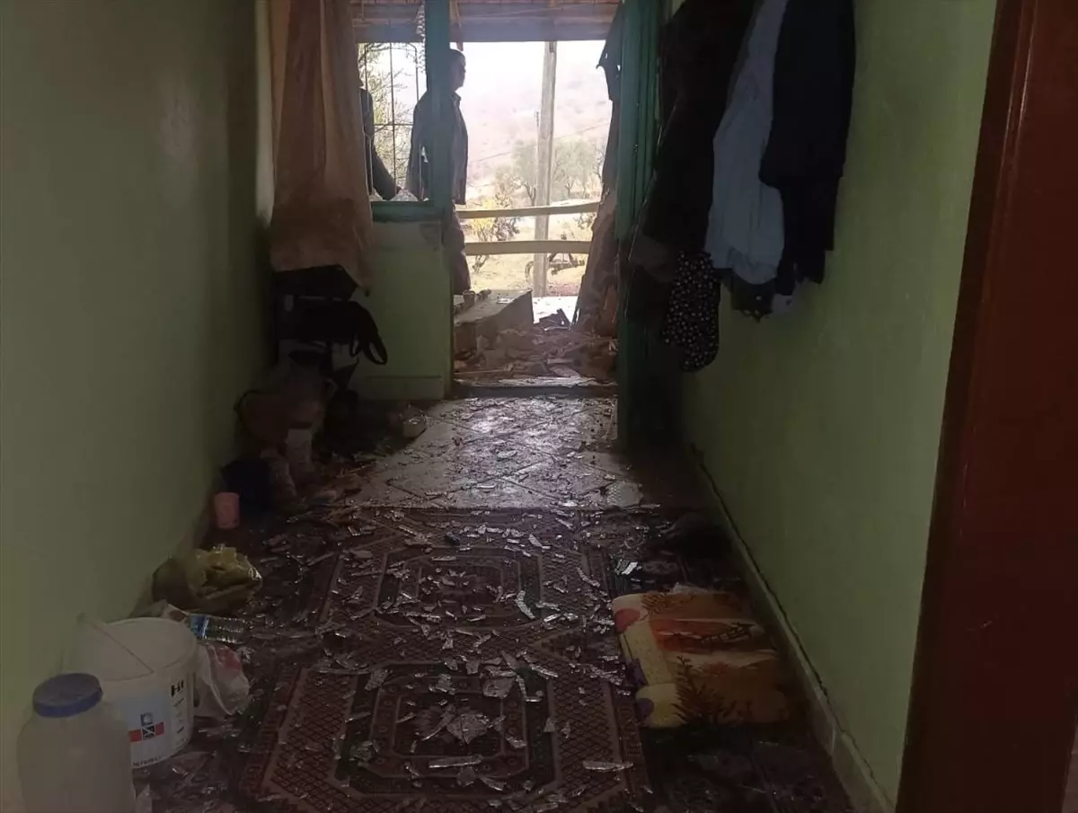 Eşme\'de Yıldırım Düşmesi