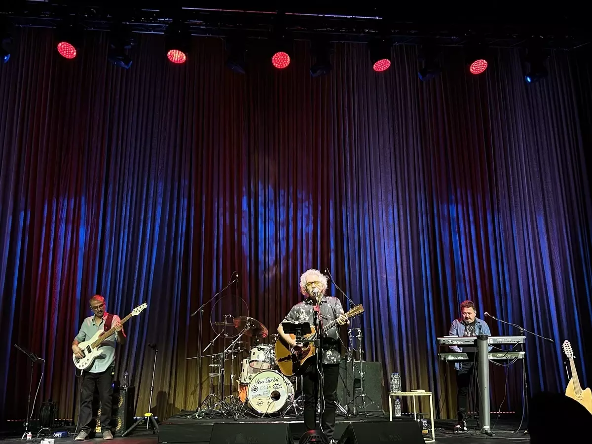 Yeni Türkü, İstanbul\'da Coşku Yarattı