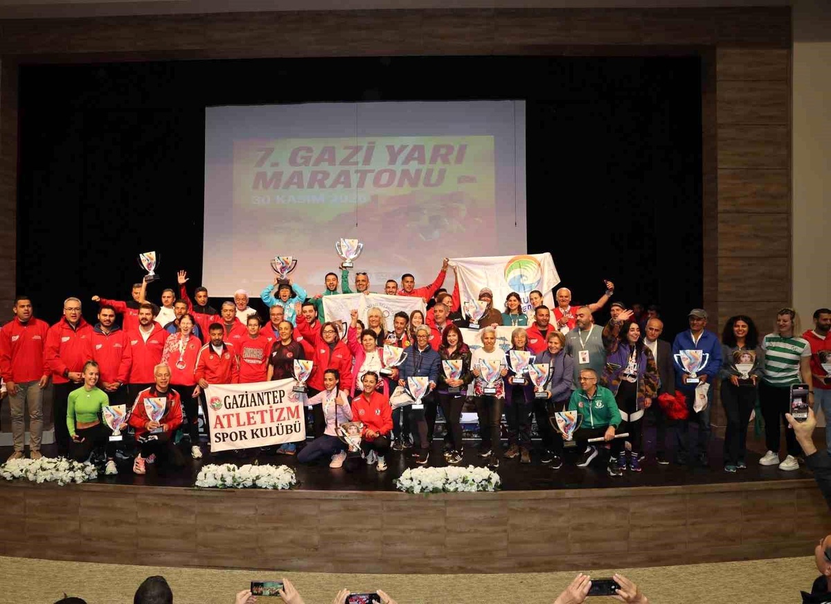 Gaziantep\'te 7. Gazi Yarı Maratonu ve Halk Koşusu Tamamlandı