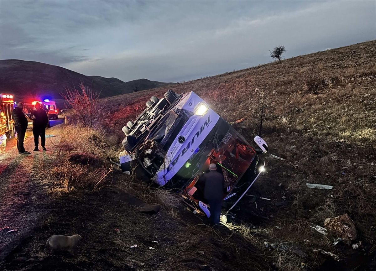 Dinar\'da Otobüs Devrildi: 2 Ölü, 21 Yaralı