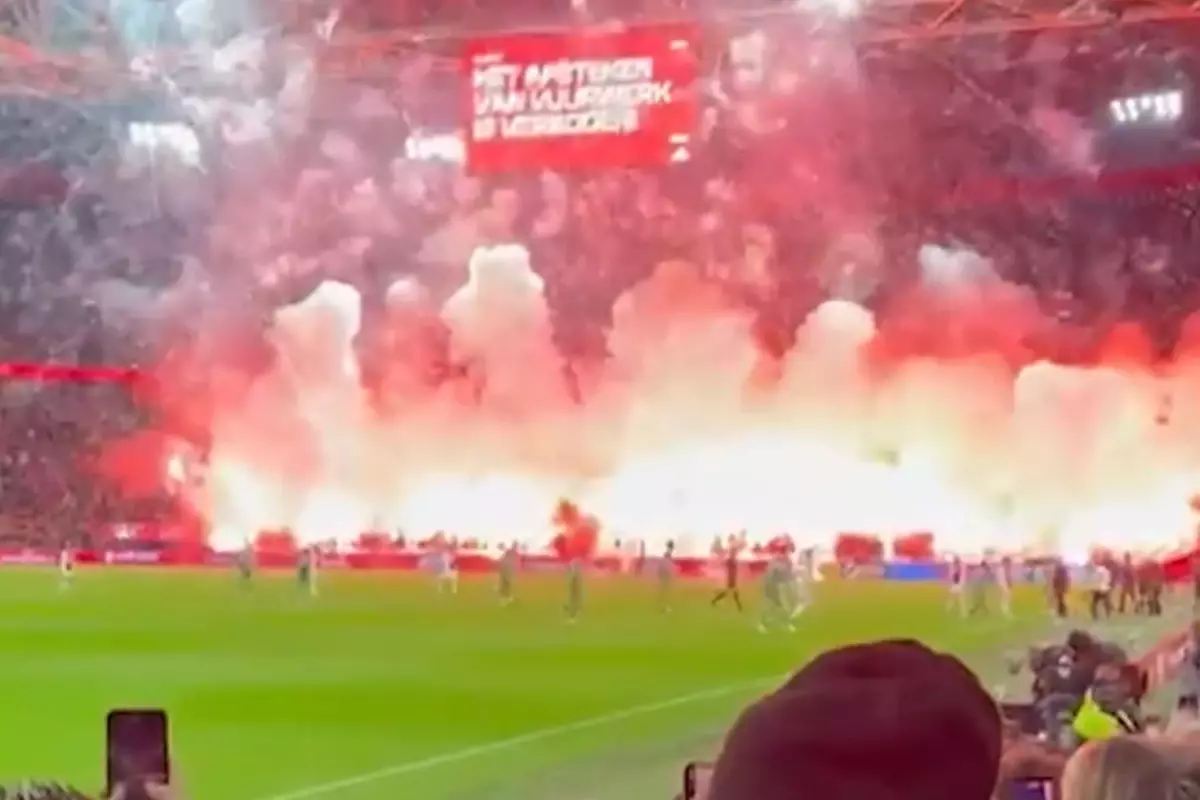 Ajax taraftarı adeta stadı yaktı, hakem maçı erteledi