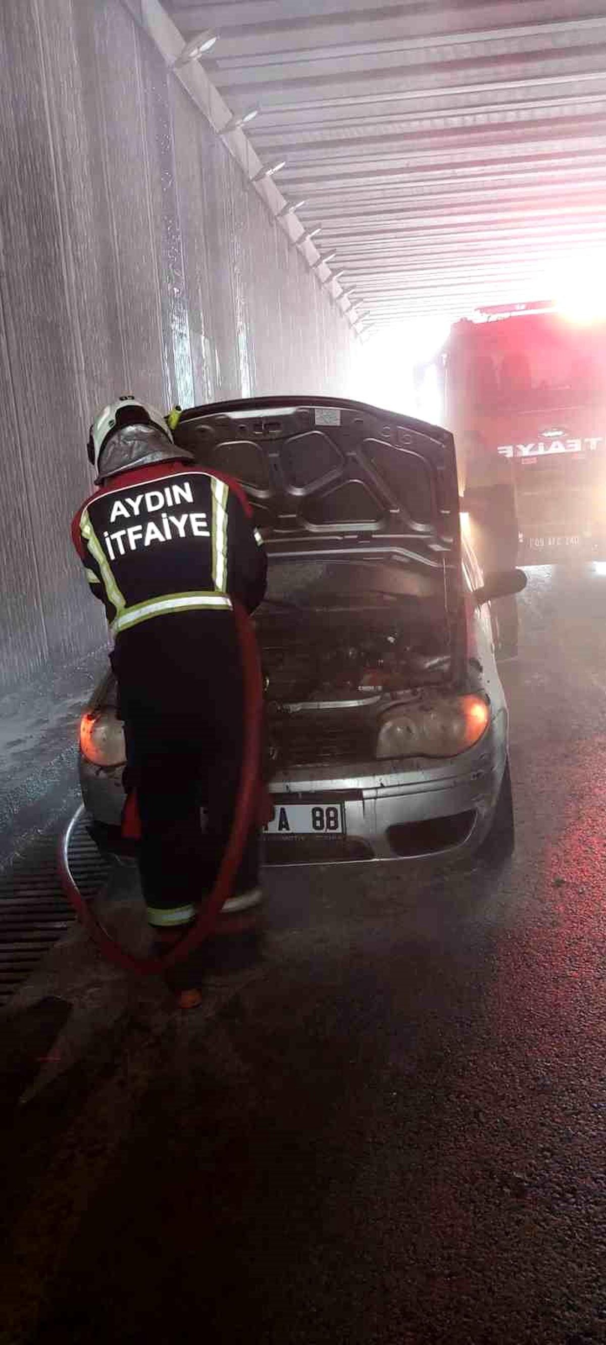 Aydın-Denizli Karayolu\'nda Araç Yangını Paniğe Neden Oldu