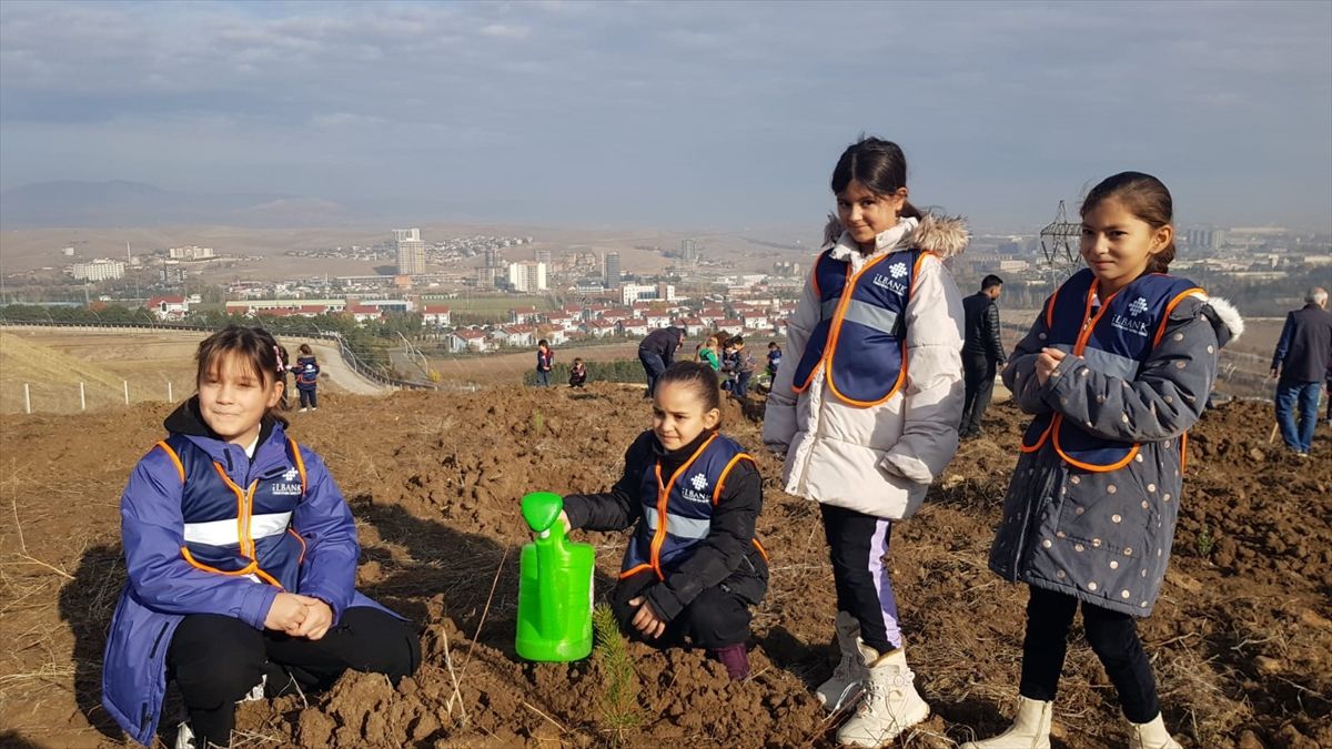 Öğrencilerden Ağaçlandırma Etkinliği
