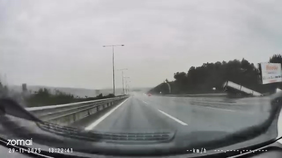 Beykoz\'da TIR Kazası: Kaygan Yolda Ters Döndü