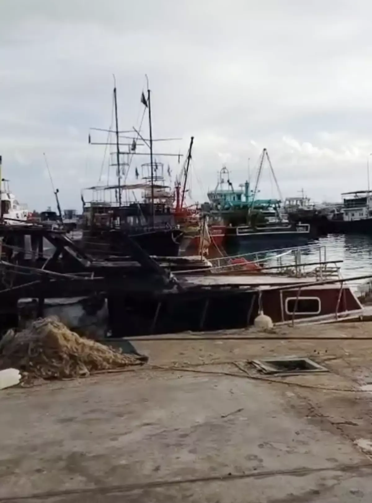 Antalya\'da Yıldırım Tekneye Düştü, Yangında 3 Tekne Yandı